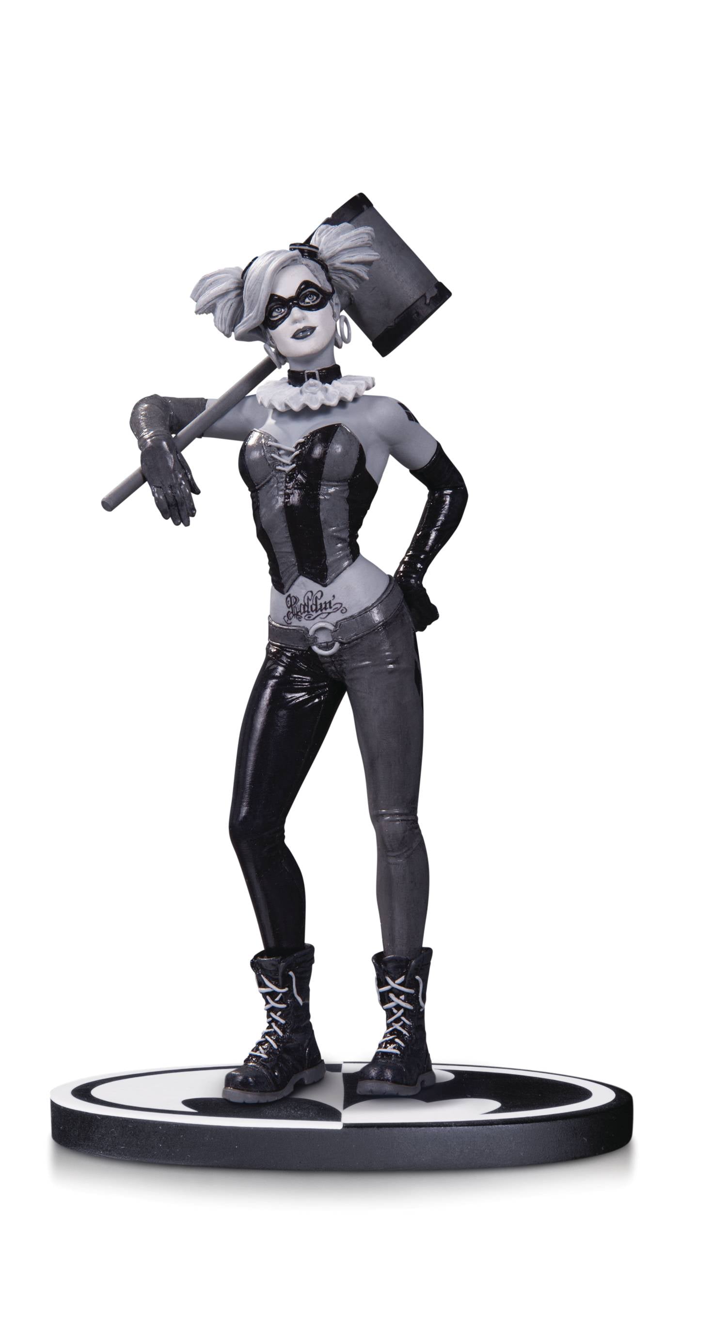 Batman Black & White Harley Quinn Statue By Bermejo -- DC Comics --0