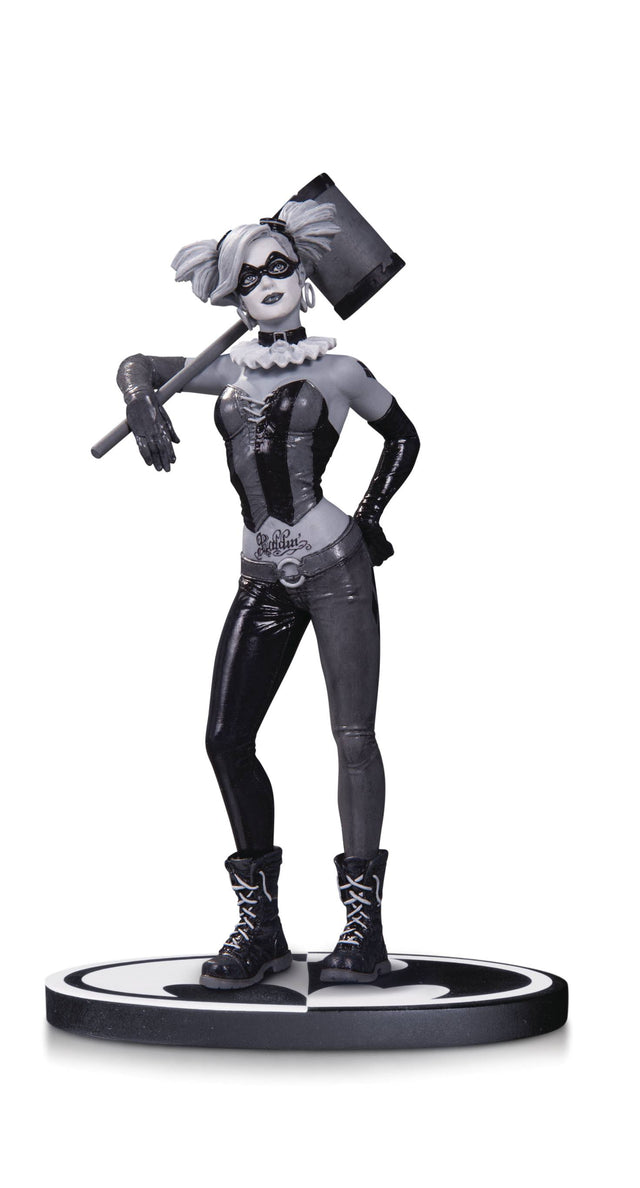 Batman Black & White Harley Quinn Statue By Bermejo -- DC Comics --0
