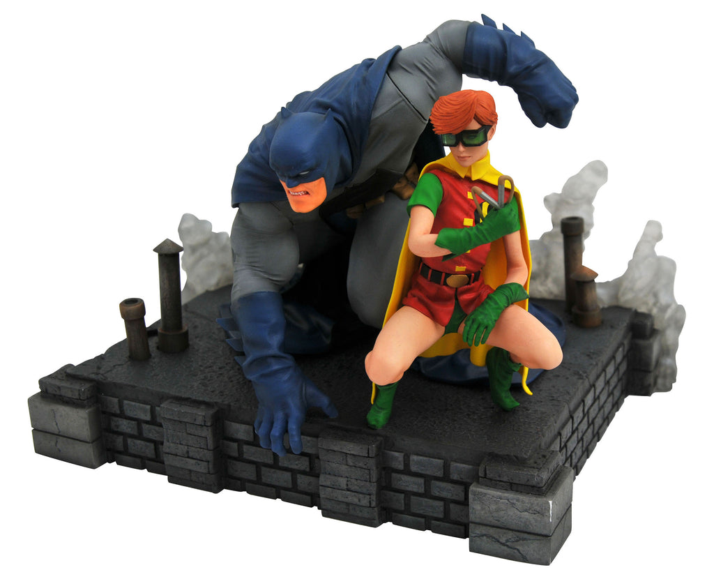 DC Gallery Dark Knight Returns Batman & Carrie DLX PVC Figure Diamond --1