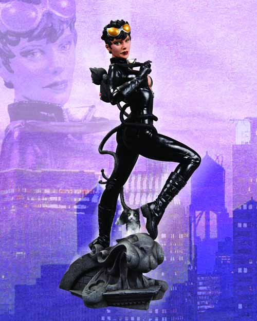 DC Comics Cover Girls Catwoman Statue -- Dark Knight --0