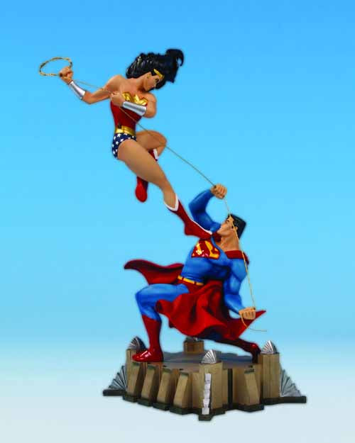 Wonder Woman Vs Superman Mini Statue --0
